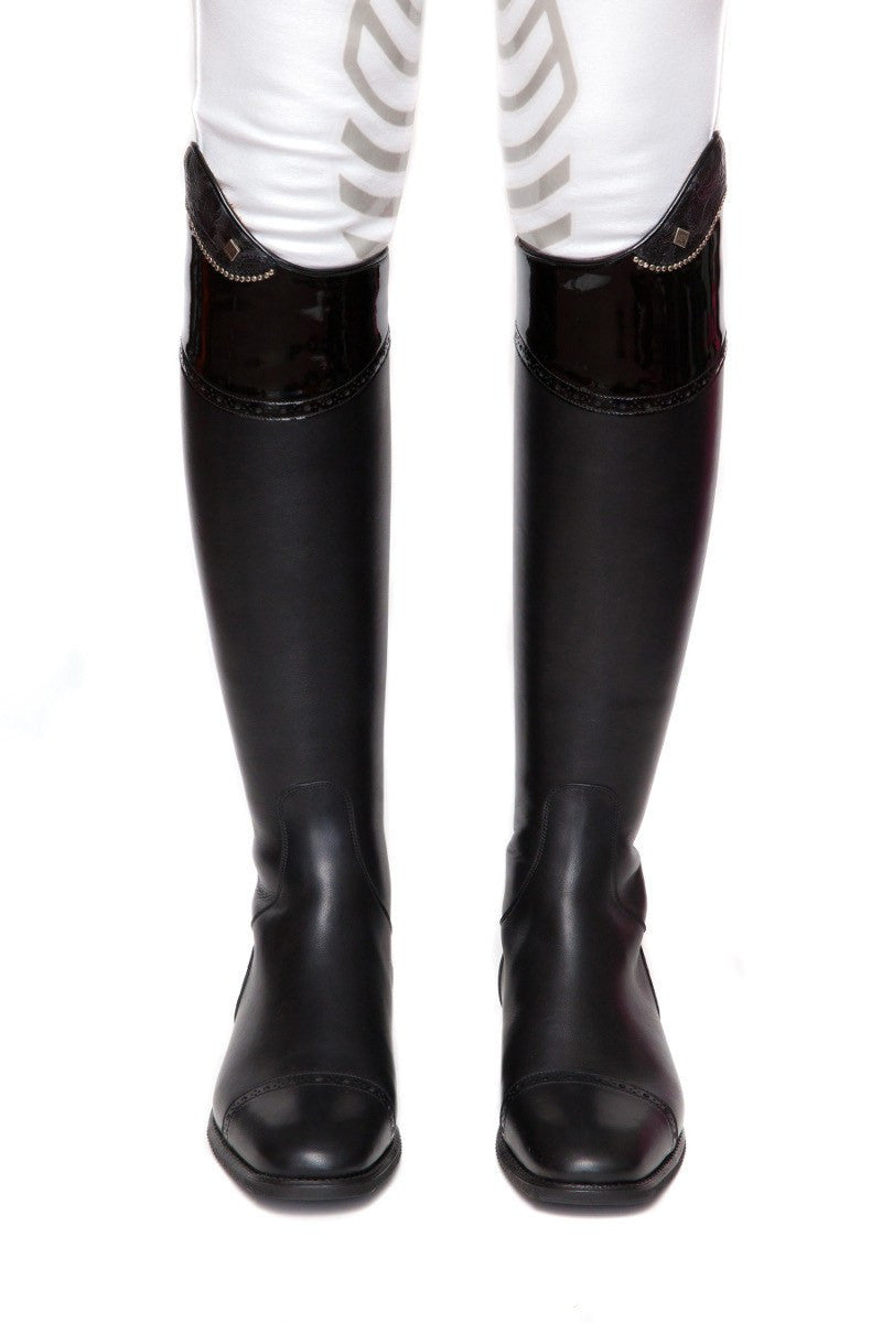 The De Niro Messapia on a model front view The De Niro Messapia on a model front view